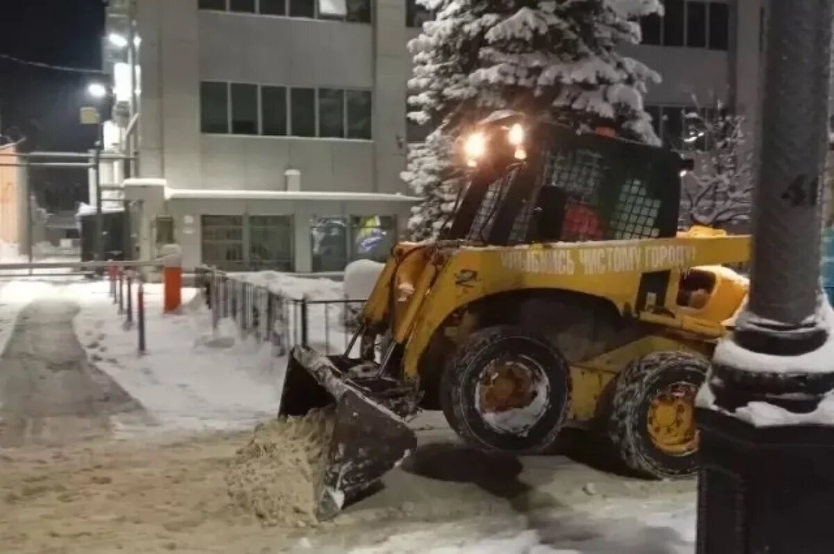    Ночью дороги Краснодара очищали от снега 45 единиц техники