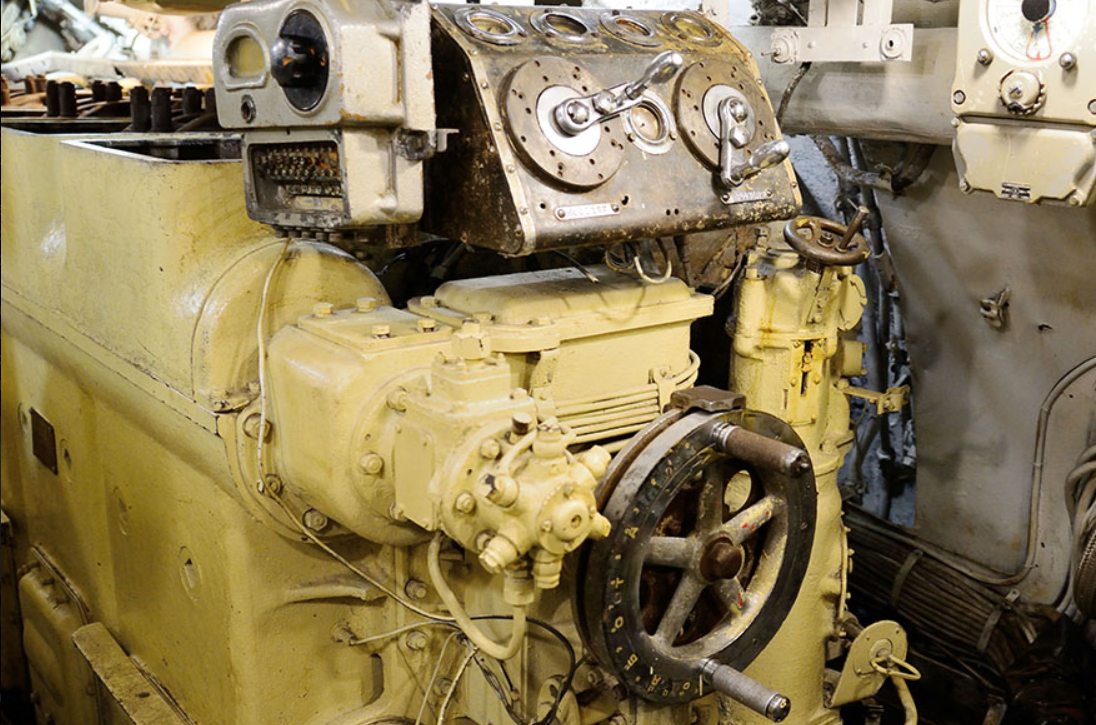 Левый дизель 37Д на подводной лодке 613 проекта. Двухтактный, нереверсивный, 2000 л.с. при 500 об/мин.  Фото: kpopov.ru