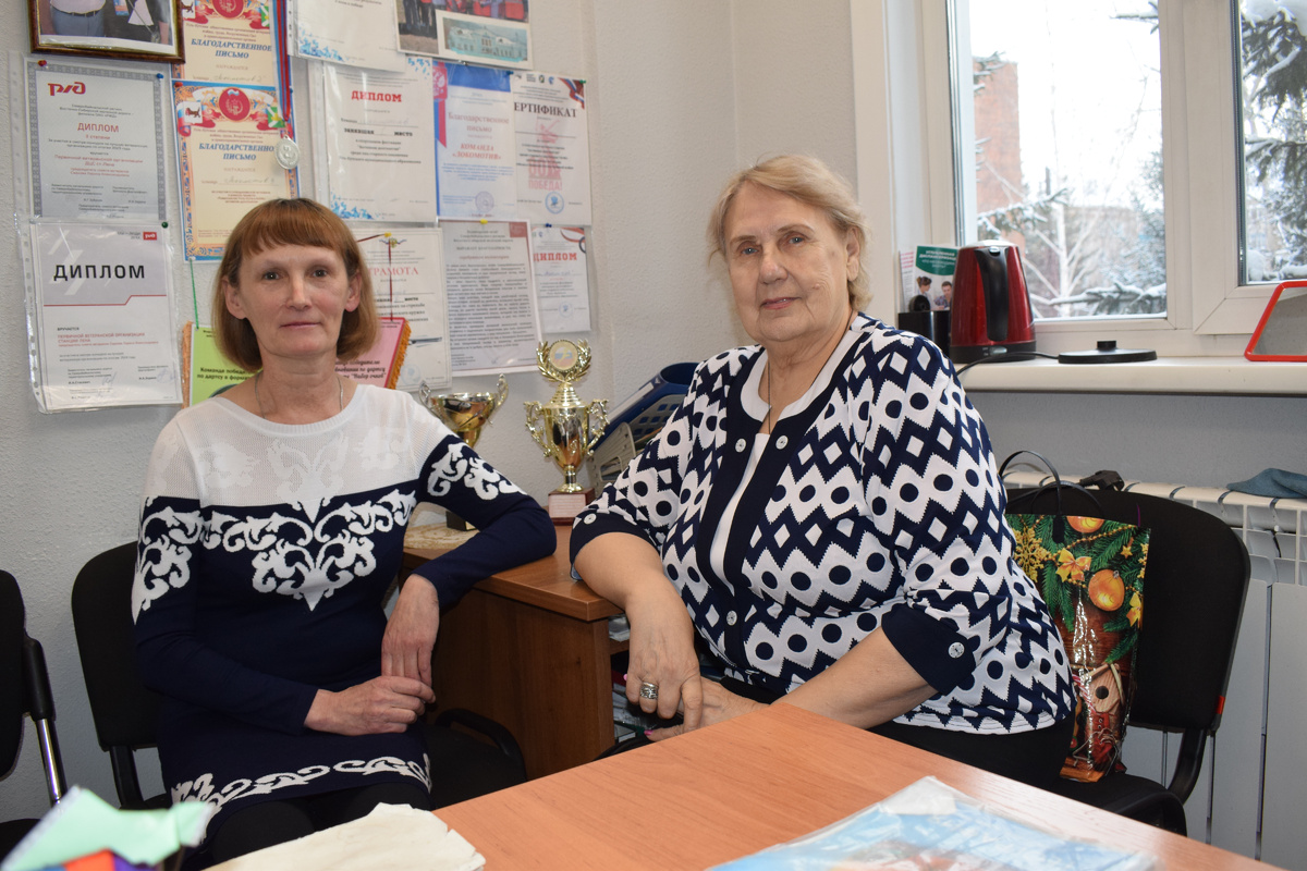В совете ветеранов: Оксана Тарасова и Лариса Александровна Садкова 