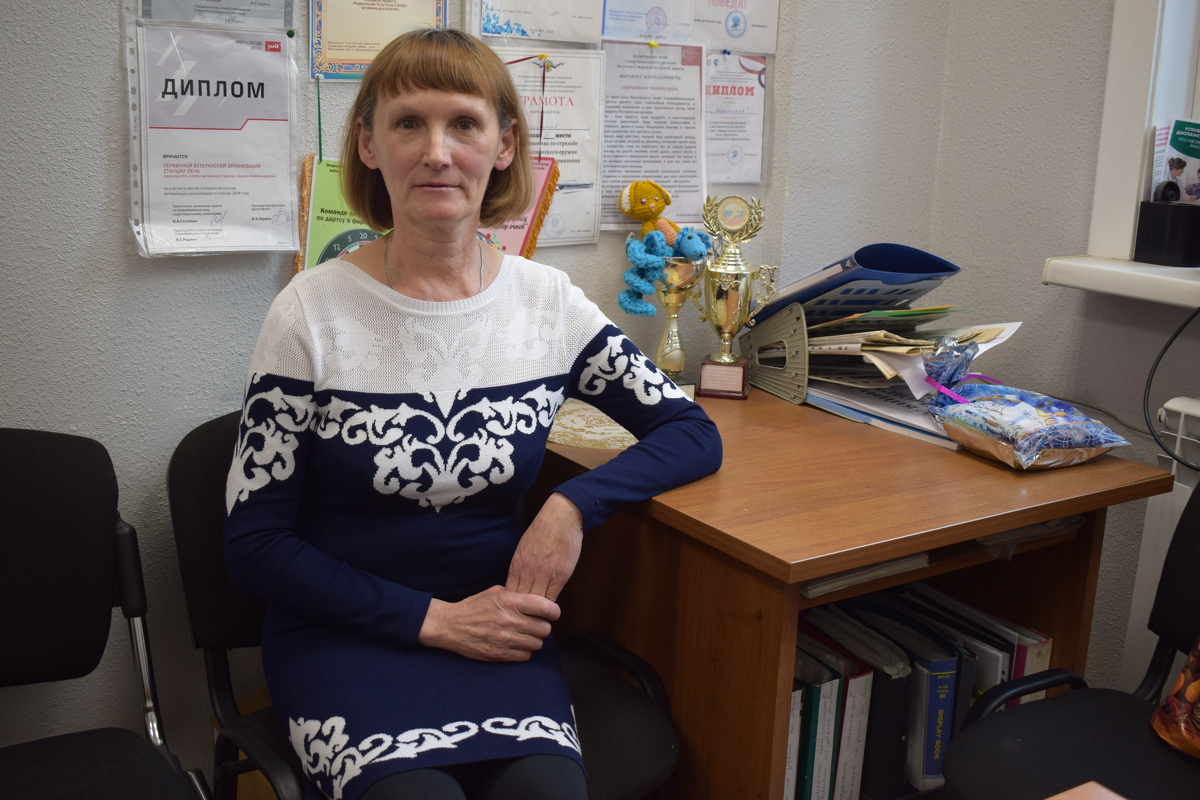 Оксана Тарасова. Моложавая, живая, спортивного телосложения. Бабушка троих внуков 