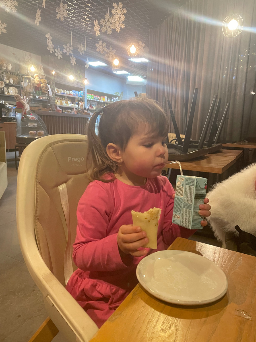 Маша в кафе у дома 💫