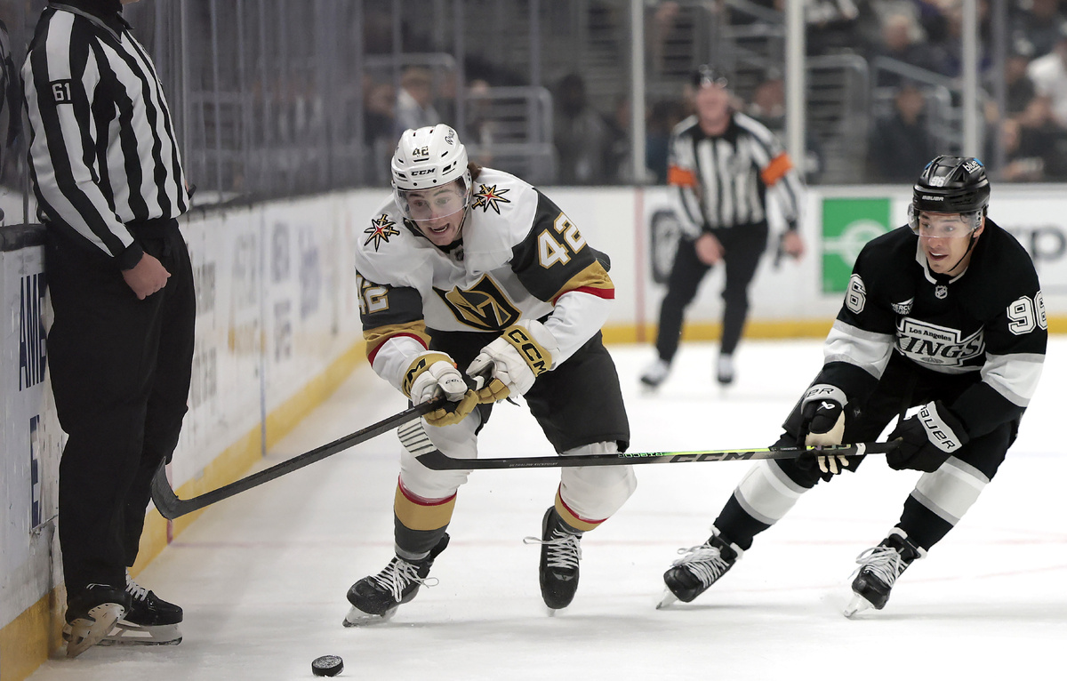    Нападающий "Вегаса" Брейден Баумэн и форвард "Лос-Анджелеса" Андрей Кузьменко  Ronald Martinez/Getty Images