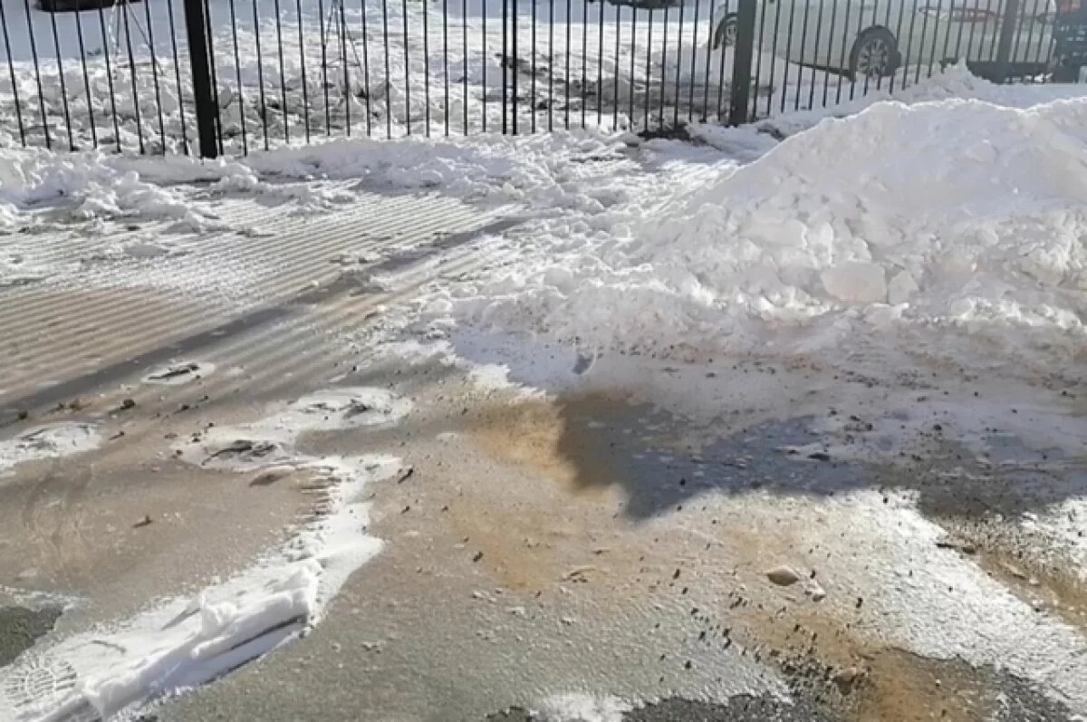    Жильцы дома на улице Сухарной в Новосибирске остались без воды и тепла