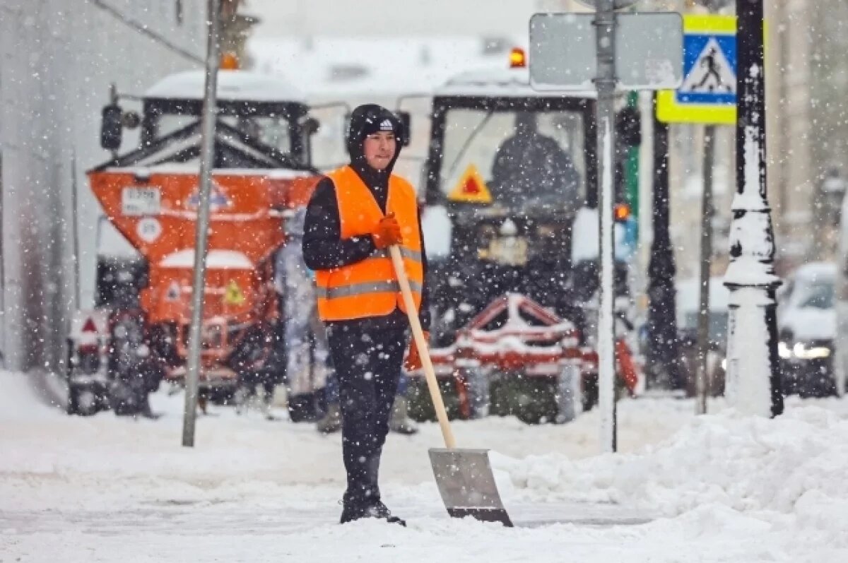    Своими силами пока с дефицитом кадров справиться не удаётся.