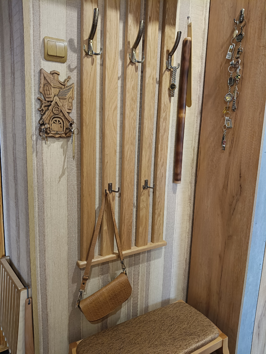 Рядом шкаф, куда сразу убирается одежда мужа - верхняя и рабочая.