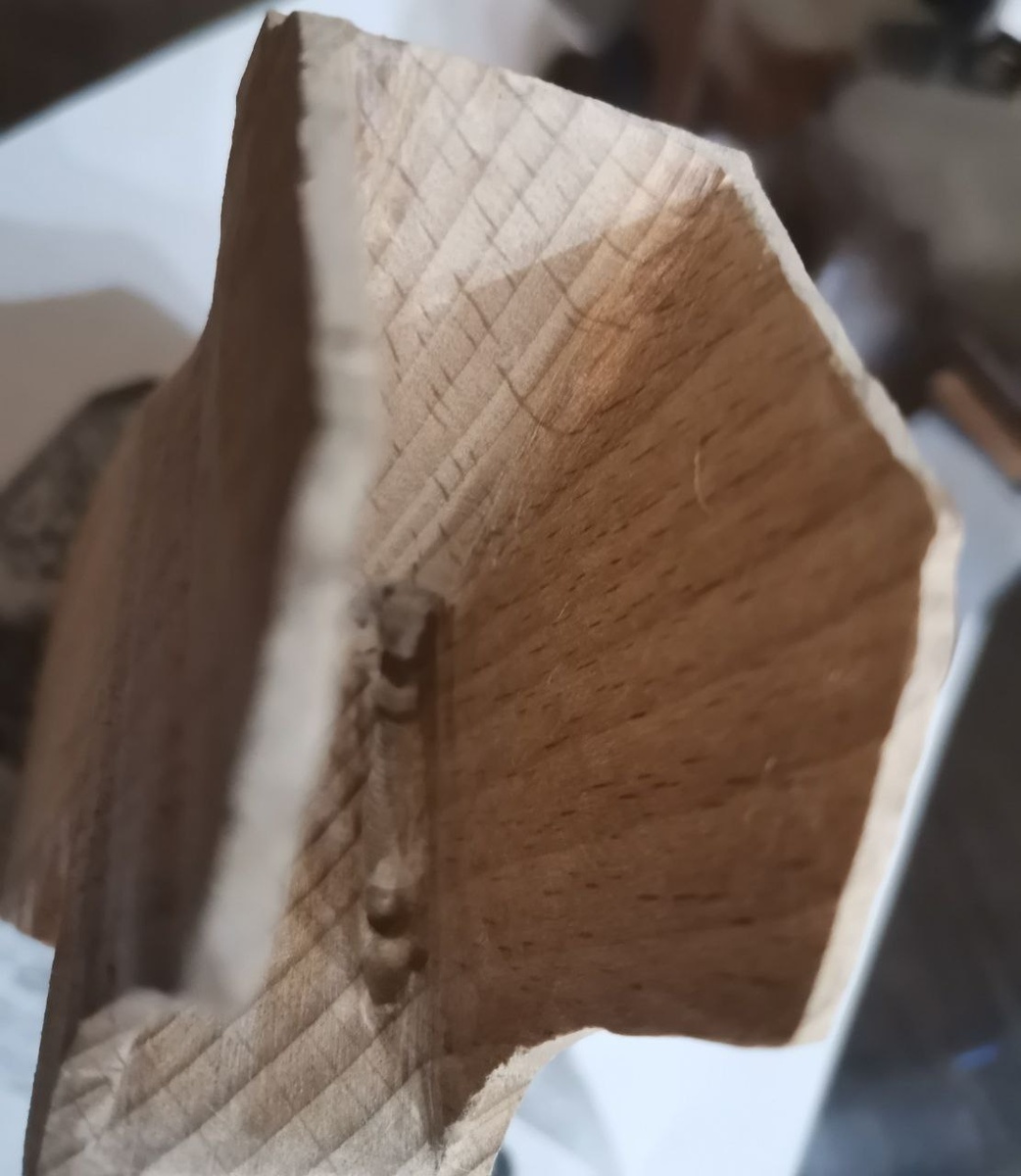 Пропилена борозда в деревянной рукояти, но потом она не понадобилась 