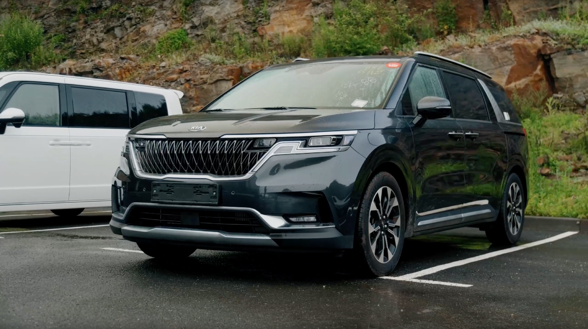 KIA Carnival. Источник: скриншот из VKвидео канала «Япония Транзит»