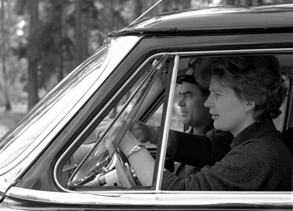 Единственная в СССР «Чайка» белого цвета досталась Валентине Терешковой в подарок от Хрущева за полет в космос 16 июня 1963 года.