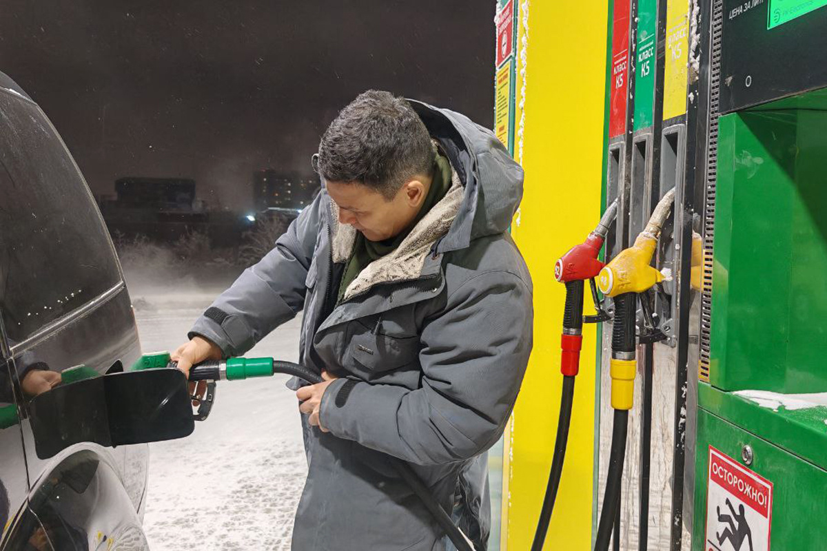 Автомобилисты жалуются, что вопреки статистике, цены заметно увеличивается каждую неделю.  Фото: ФедералПресс / Яна Лазарева