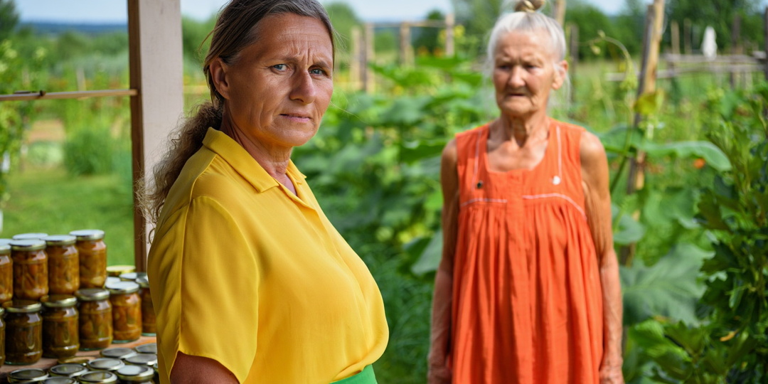 – Сами крутите банки – 25 лет была прислугой на даче, а теперь свекровь платит 15 тысяч чужим