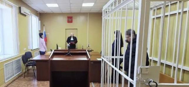 Мужчина, употребивший наркотики, избил пристава на крыльце суда