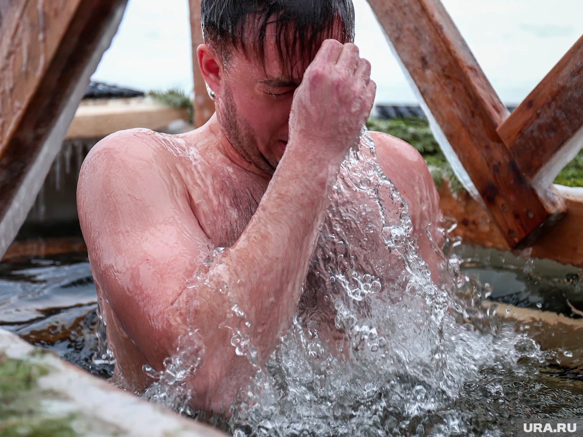     В четырех регионах России отменили крещенские купания