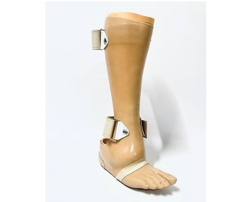 Протез стопы, с точки зрения технологии производства, – очень сложное и долгое в изготовлении техническое изделие. Мы одни из немногих, кто берётся за эту работу, и делаем её на совесть, с заботой о человеке, который будет ходить на нашем протезе.