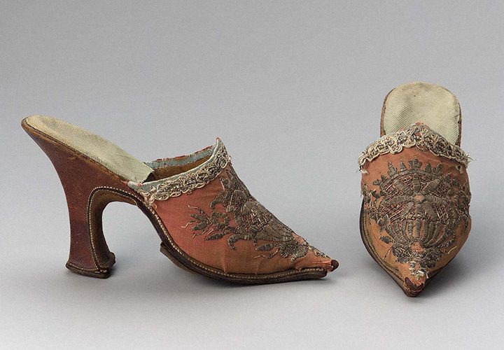 Воцарившаяся эпоха Рококо с ее изысканностью оказала огромное влияние на моду: юбки укорачивались, и это дало возможность разглядеть туфельки дам.