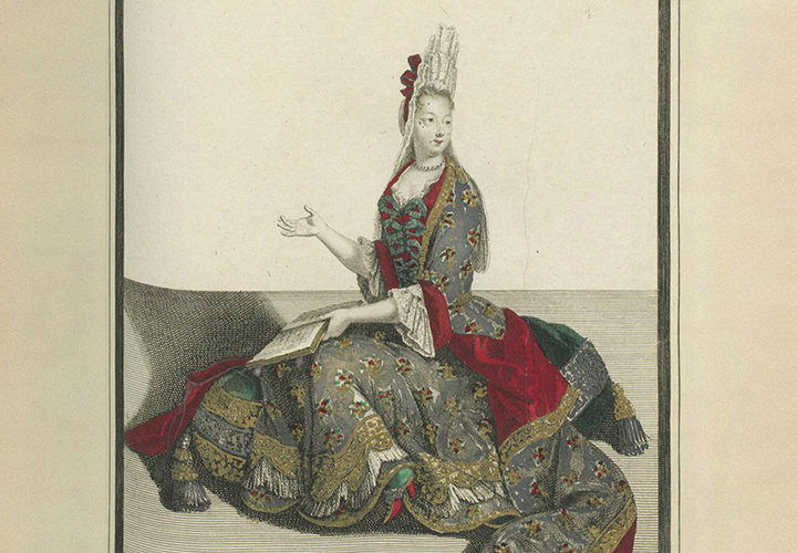 В европейскую моду туфли-мюли вошли 1694, когда очаровательная графиня Д’Олон, жена маршала де ля Фертэ, явилась на церковную службу в ярко-красных мюлях из парчи на аккуратном каблучке.