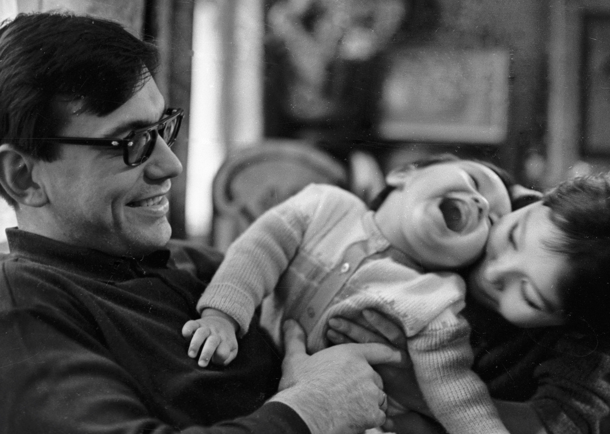    В середине 1980-х Егор Кончаловский проходил службу в кавалерийском полку при киностудии «Мосфильм». Затем будущий режиссёр уехал за границу, где учился в международном колледже St. Clares в Оксфорде и Кенсингтонском бизнес-колледже в Лондоне / РИА Новости