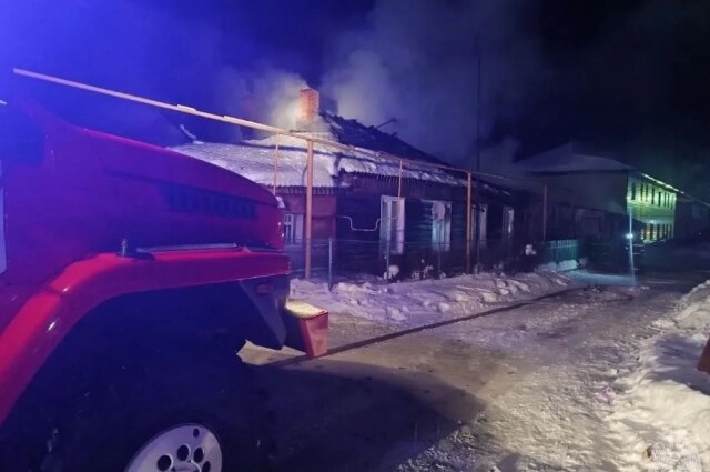    Дымящаяся кровля здания. Фото: пресс-служба ГУ МЧС России по Челябинской области