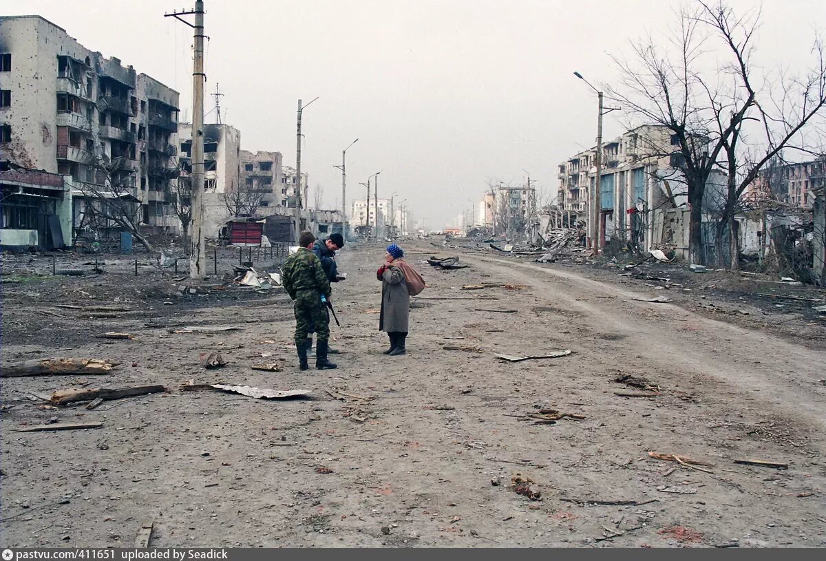 Разрушенные дороги в Чечне после войны. Источник: pastvu.com