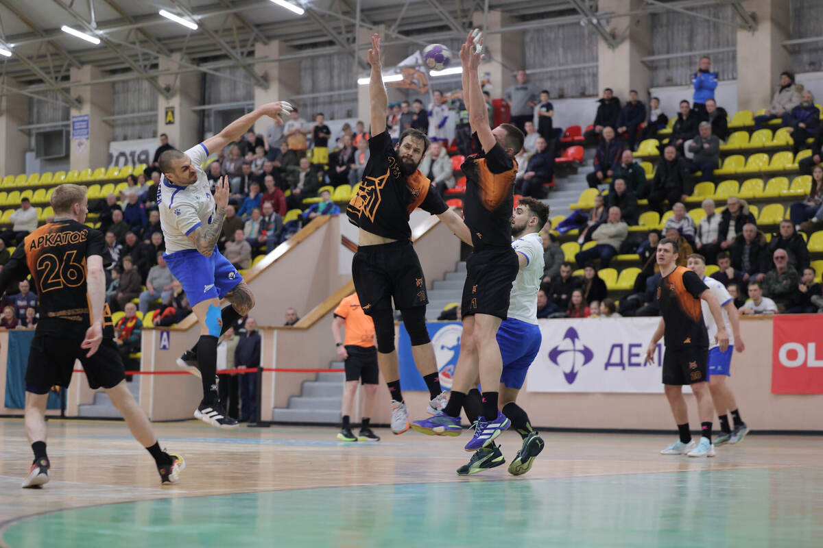    Дмитрий Киселёв против уральских защитников