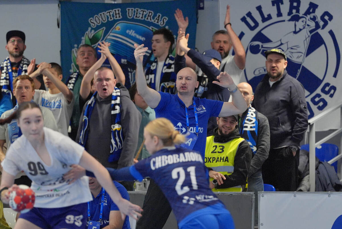    Максим Бабичев и трибуны гонят хозяек вперёд