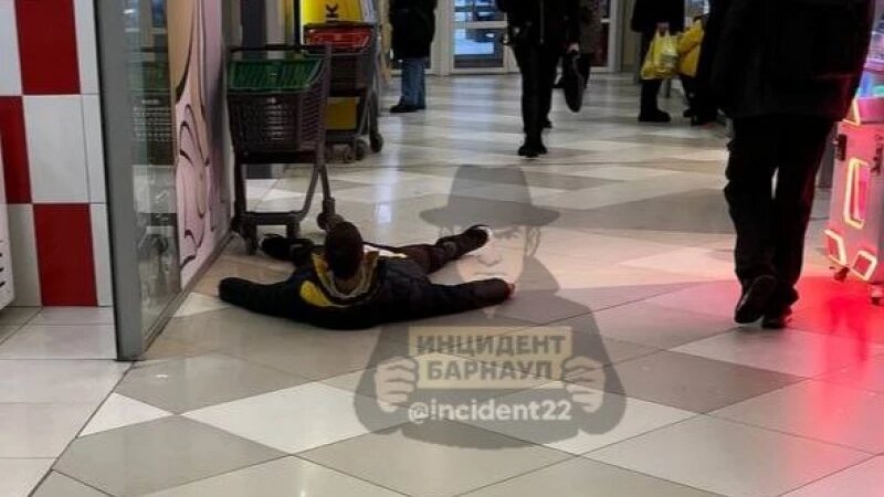     Барнаулец лежит на полу в «Гулливере». Телеграм-канал «Инцидент Барнаул»