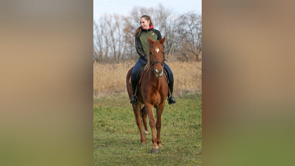    Чемпионка мира по тайскому боксу Валерия Албул и её скаковая лошадь Соня. Фото Архипа Ларченко. Владимир Головенко