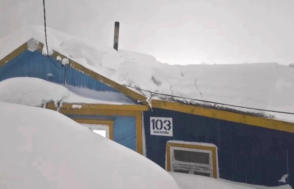    В Петропавловске-Камчатском второй человек погиб из-за схода снега с крыши