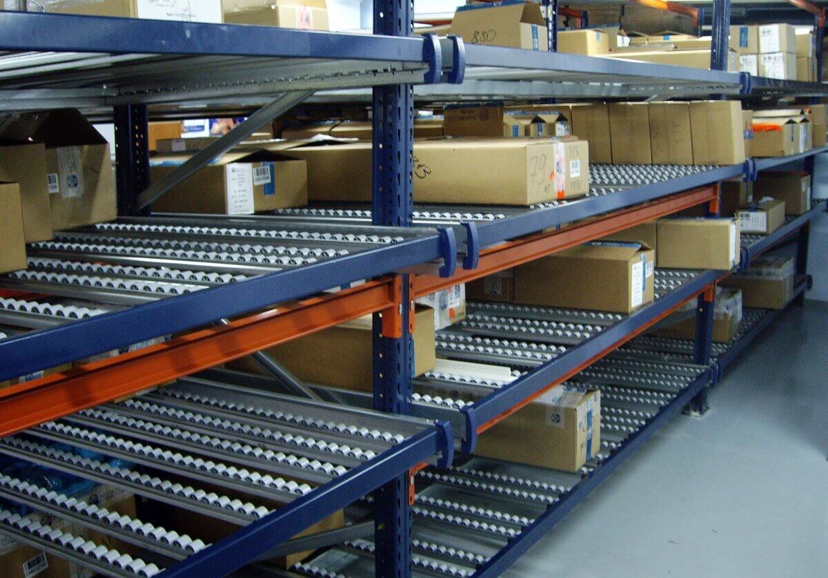 Варианты исполнения полочных гравитационных стеллажей