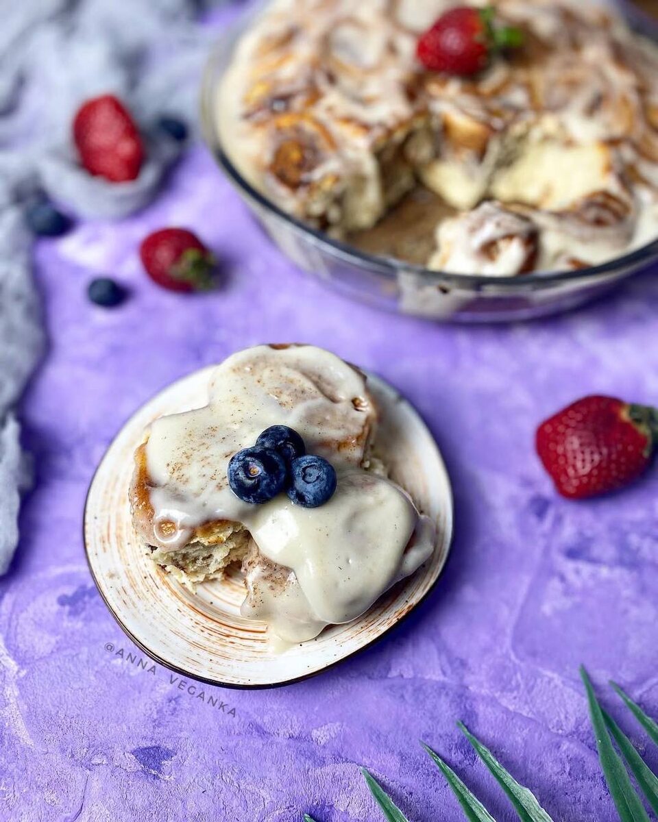 Булочки с корицей в сливочном соусе без яиц и молока, веган