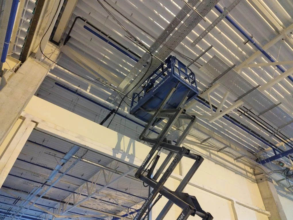 Монтаж лотков под кровлей здания