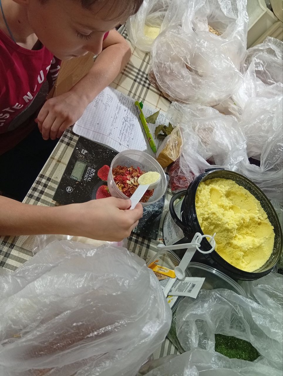    Одним из главных "изобретений" семьи стали так называемые "медузы". Это специальные мягкие пакеты с питьевой водой объемом от 100 до 300 мл. Такое название им дал боец с позывным Стич, который, к сожалению, погиб осенью 2025 года. "Медузы" гораздо удобнее бутылок: их можно спрятать в карман или аптечку, они не занимают лишнего места, а еще их легко сбрасывать с дронов тем группам, которые отрезаны от снабжения.