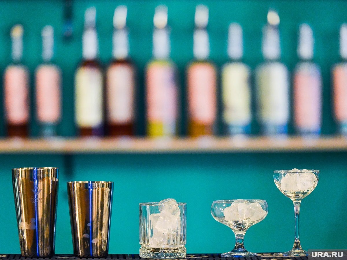     Бар закрыт уже полтора месяца