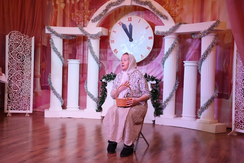 Тут я говорю, размышляя, что скоро Рождество, а встречать мне его не с кем.