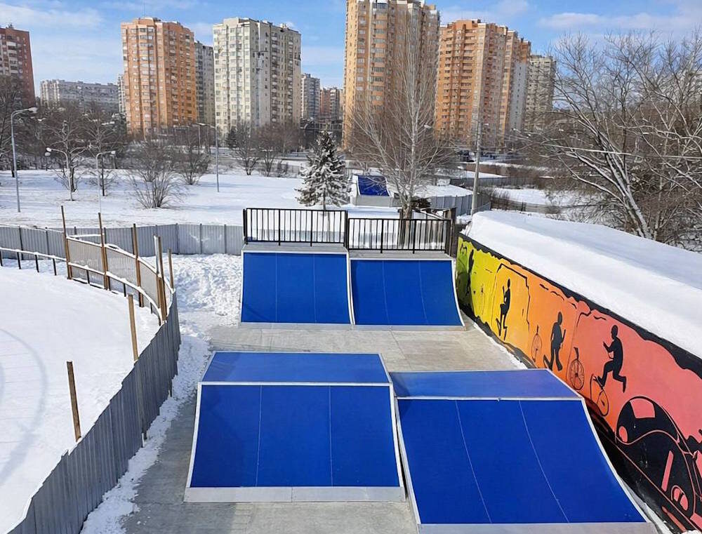 
 
 Новые конструкции предназначены для тренировок на самокате, BMХ или скейтборде. Ламинированная фанера с защитным покрытием должна выдерживать механическое воздействие и влагу. В составе парка предусмотрен и фан-бокс с мягким приземлением. 
 
 Как сообщает разработчик парка - компания Street Park - с наступлением весны посетители смогут оценить новые фигуры и выполнить первые трюки. 
]]>