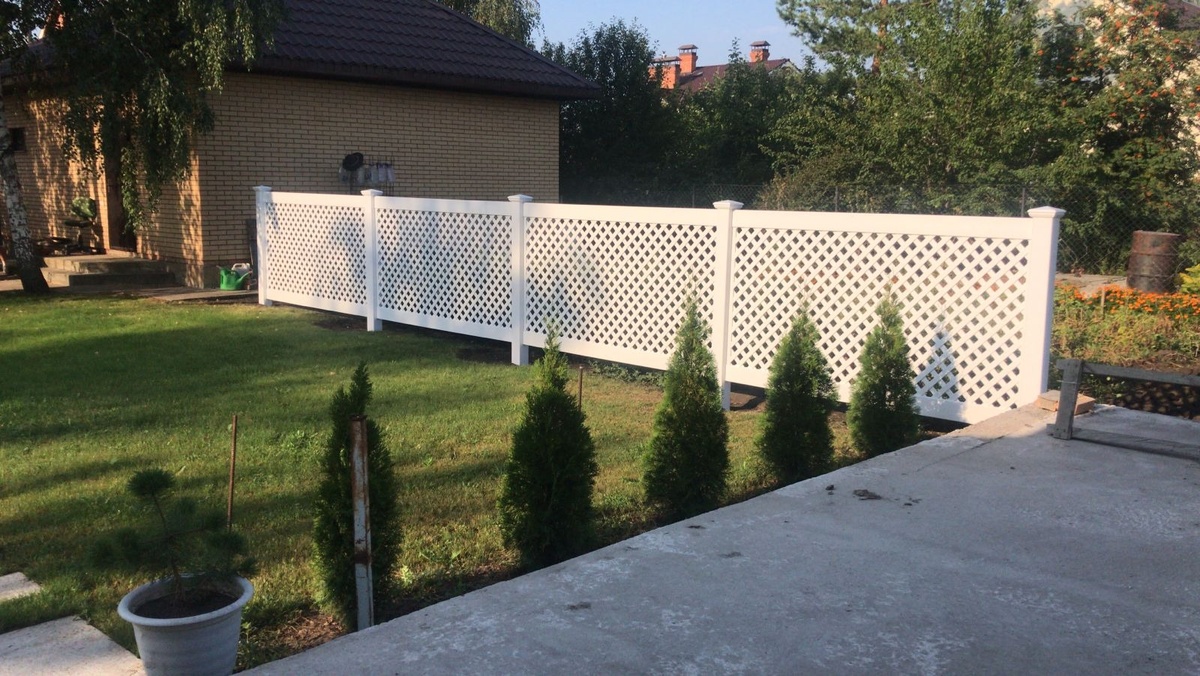 Источник https://decorplast.ru/blog/kompaniya_dekor_plast_proizvoditel_plastikovykh_zaborov_i_ograzhdeniy/