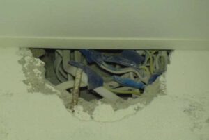 Можно ли слаботочку в общую штробу и что с ней будет?