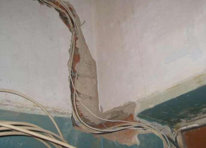 Можно ли слаботочку в общую штробу и что с ней будет?