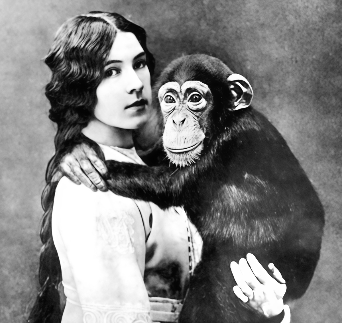 Надежда Ладыгина-Котс с обезьянкой Йони, фонд ГДМ