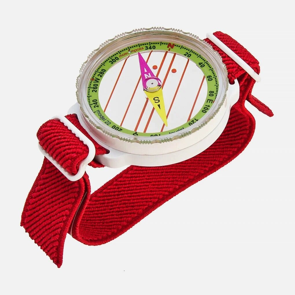 Сейчас выбор компасов очень большой, многие адаптированы под разные условия использования. Помимо стандартного круглого, который нужно держать в руке, есть ещё наручные с ремешком. Фото: Яндекс Маркет