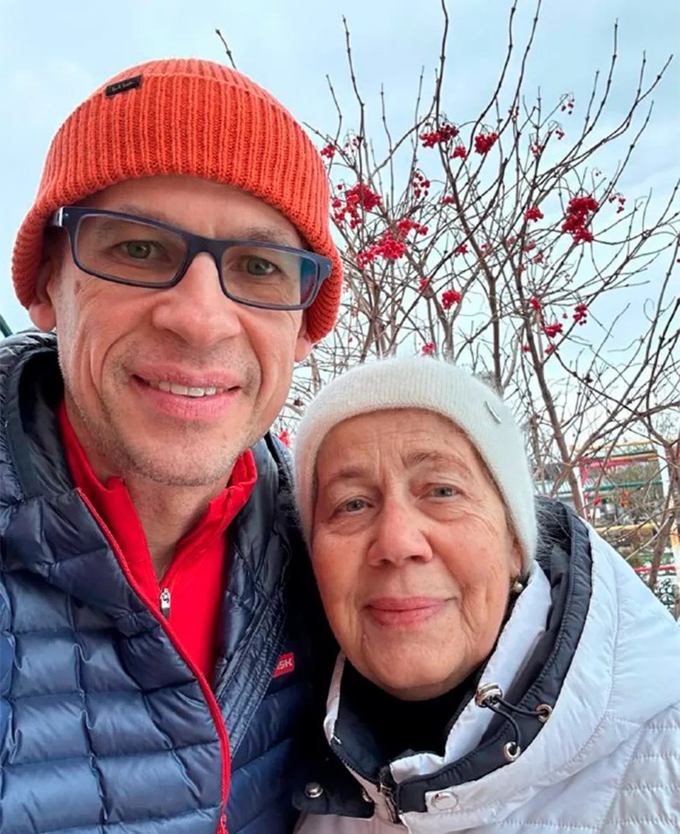    Глава Удмуртии Александр Бречалов вместе с мамой. Фото: соцсети губернатора
