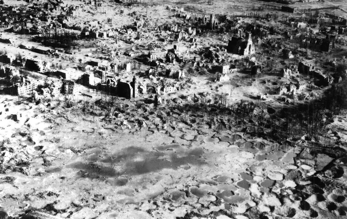 Разбомбленный авиазавод в Германии