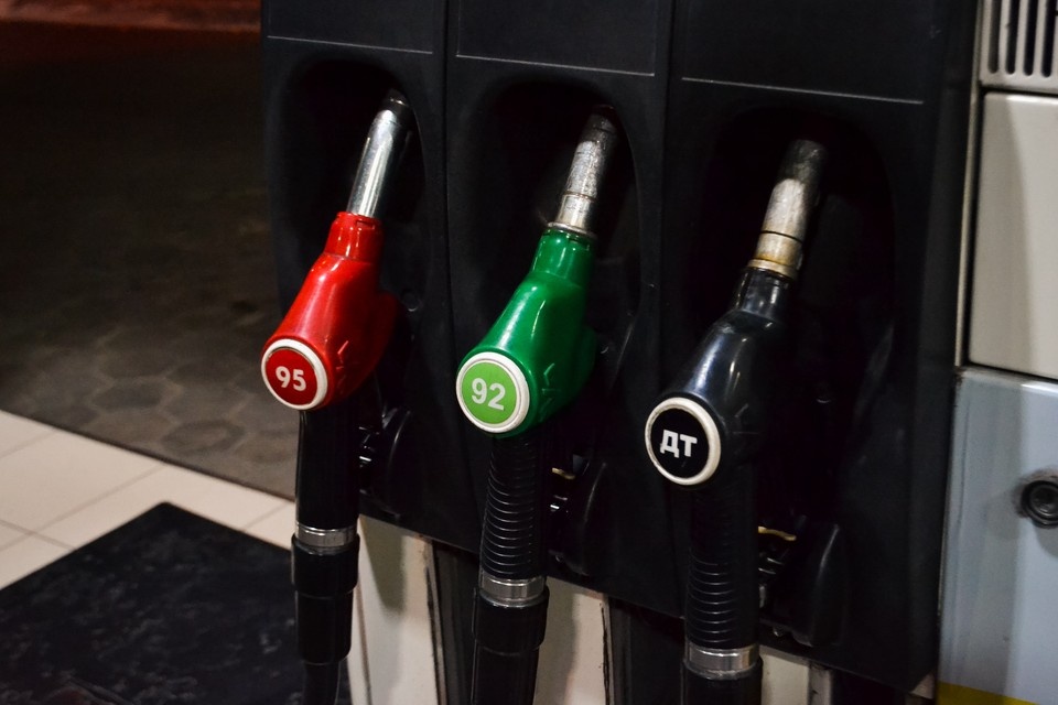    На 12 января средняя цена литра бензина достигла 65,39 рубля. Даниил ОПАРИН