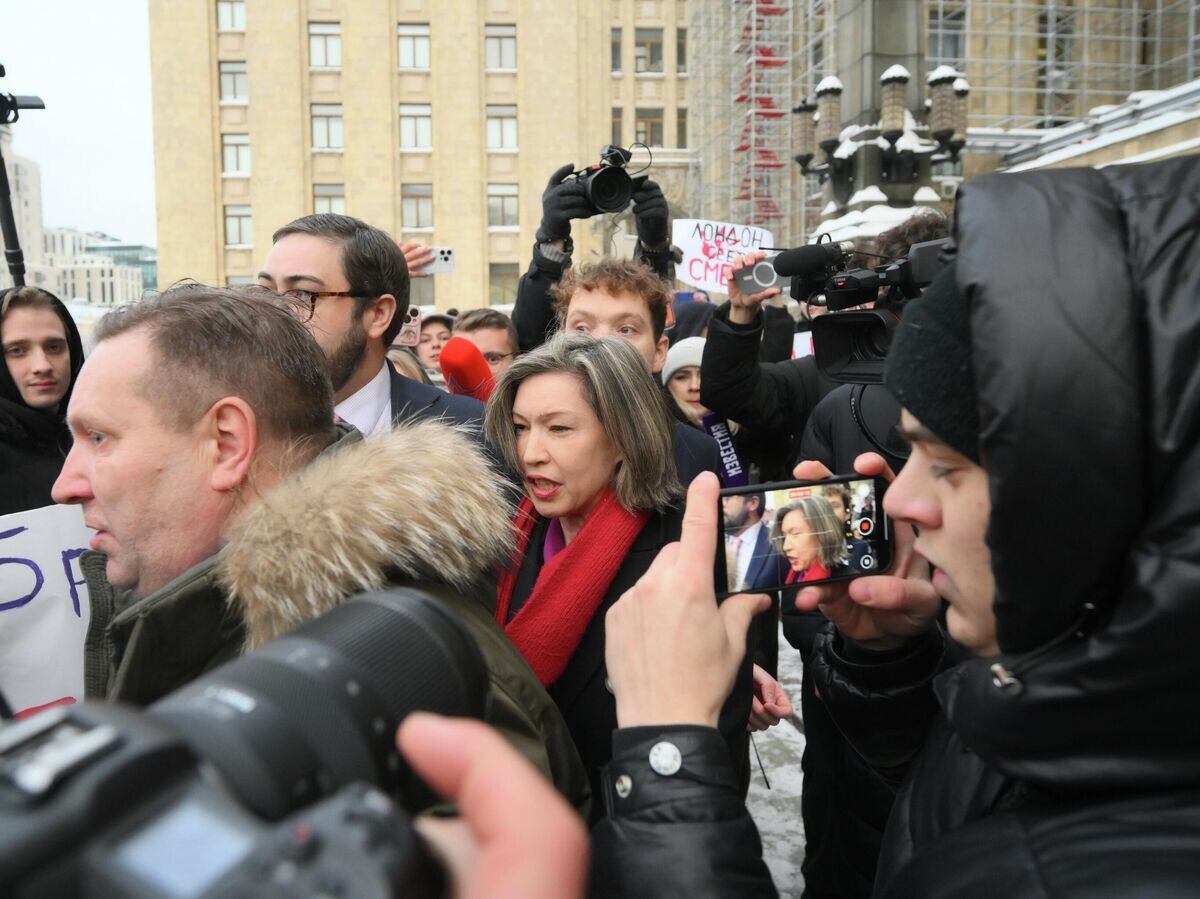  Временная поверенная в делах Великобритании в Москве Дейни Долакия у здания Министерства иностранных дел | © РИА Новости / Юрий Кочетков