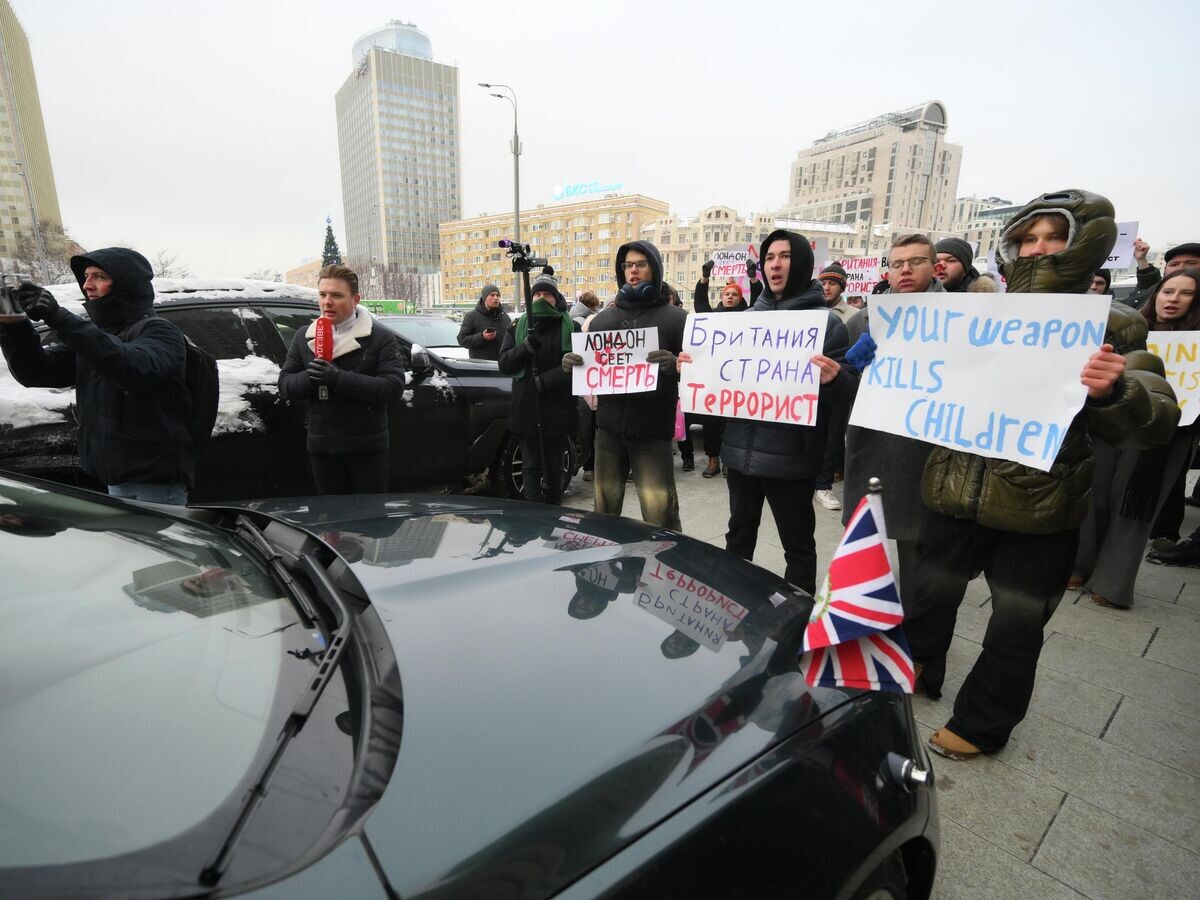    Митингующие у здания Министерства иностранных дел РФ встречают вызванную в МИД временную поверенную в делах Великобритании в Москве | © РИА Новости / Юрий Кочетков