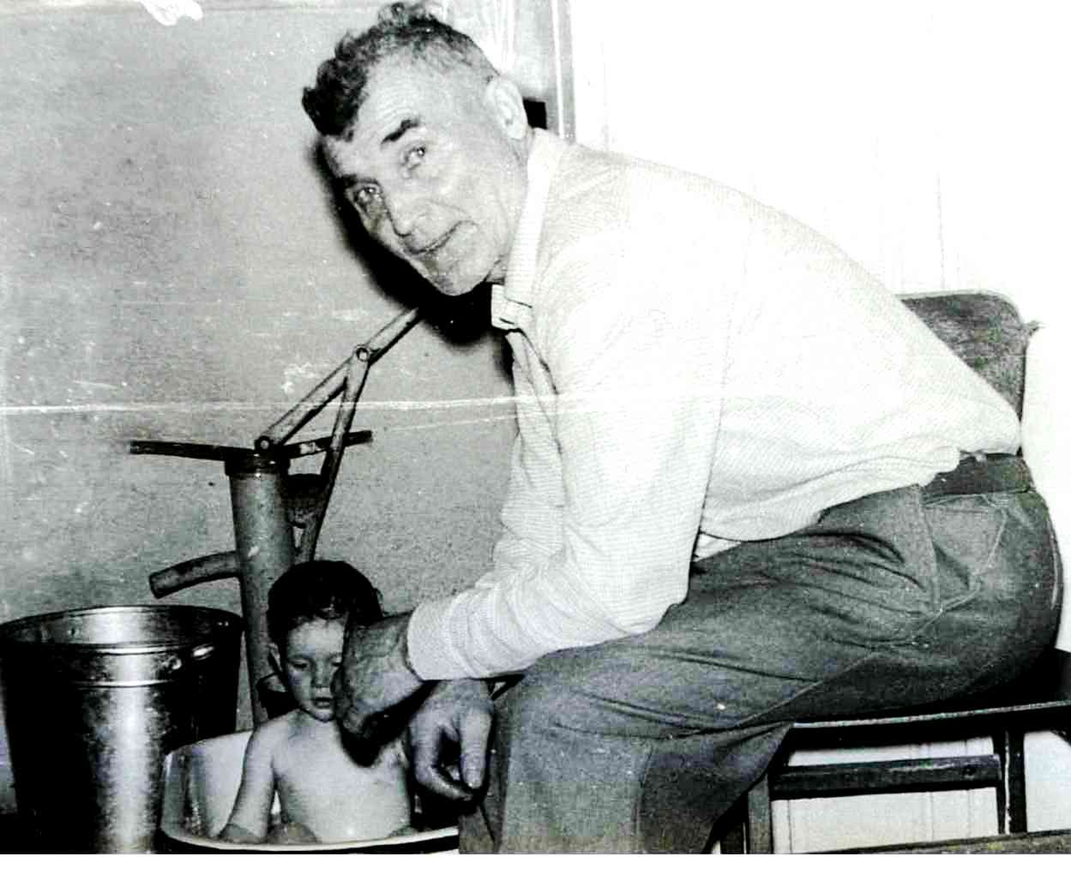 Из архива автора - Федотов К.И. с внучкой Надюшкой