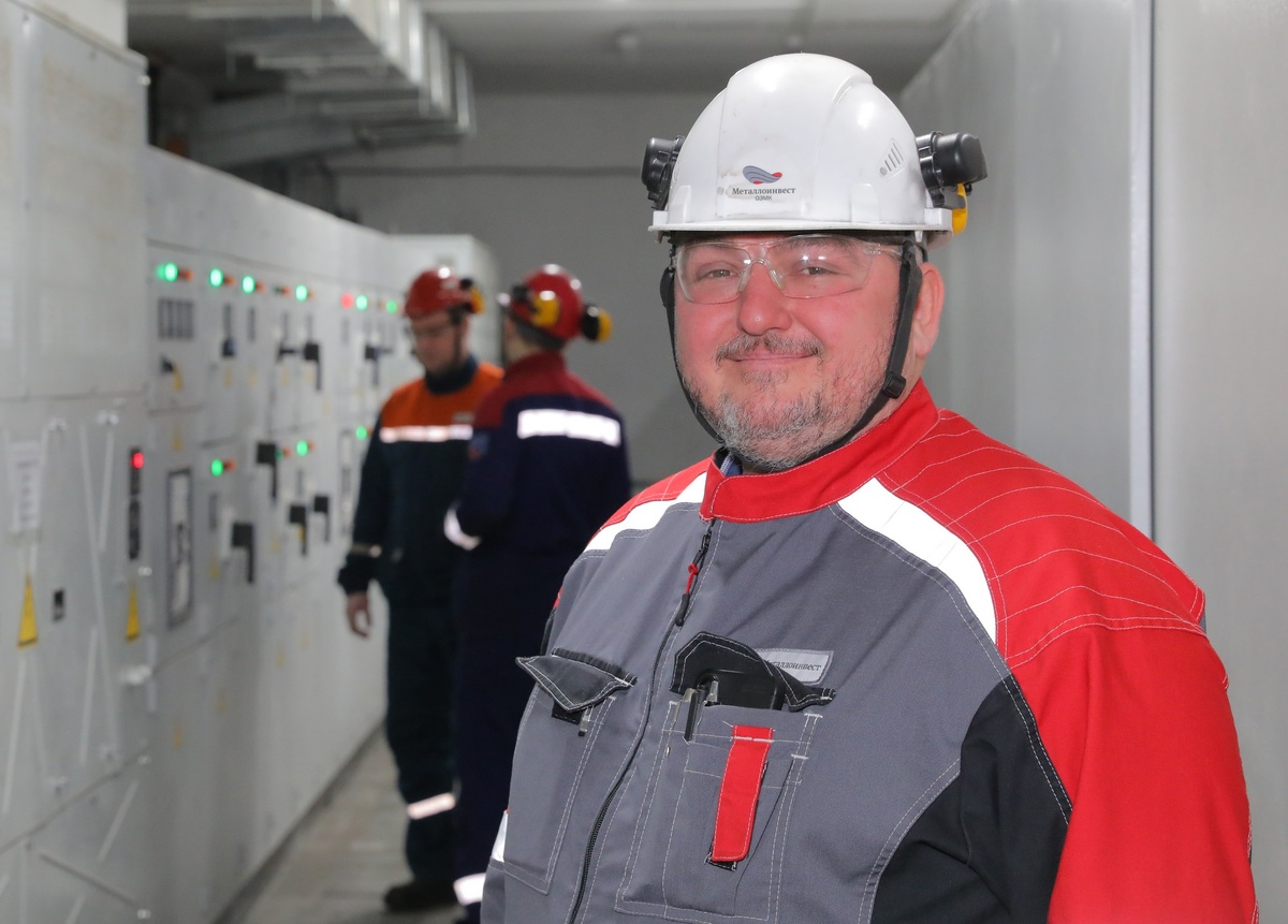 Спартак Никулин знает: сердце шаропрокатного стана заставляют ровно биться приводы и силовое электрооборудование, которое обслуживают он и его колеги.