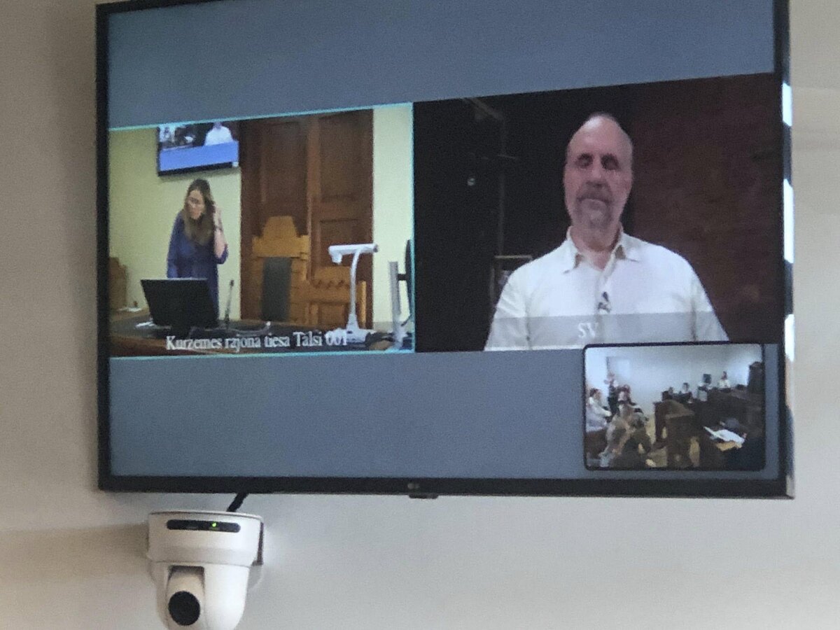 Создатель канала "Антифашисты Прибалтики" Сергей Васильев дает по видеосвязи показания в суде © соцсети