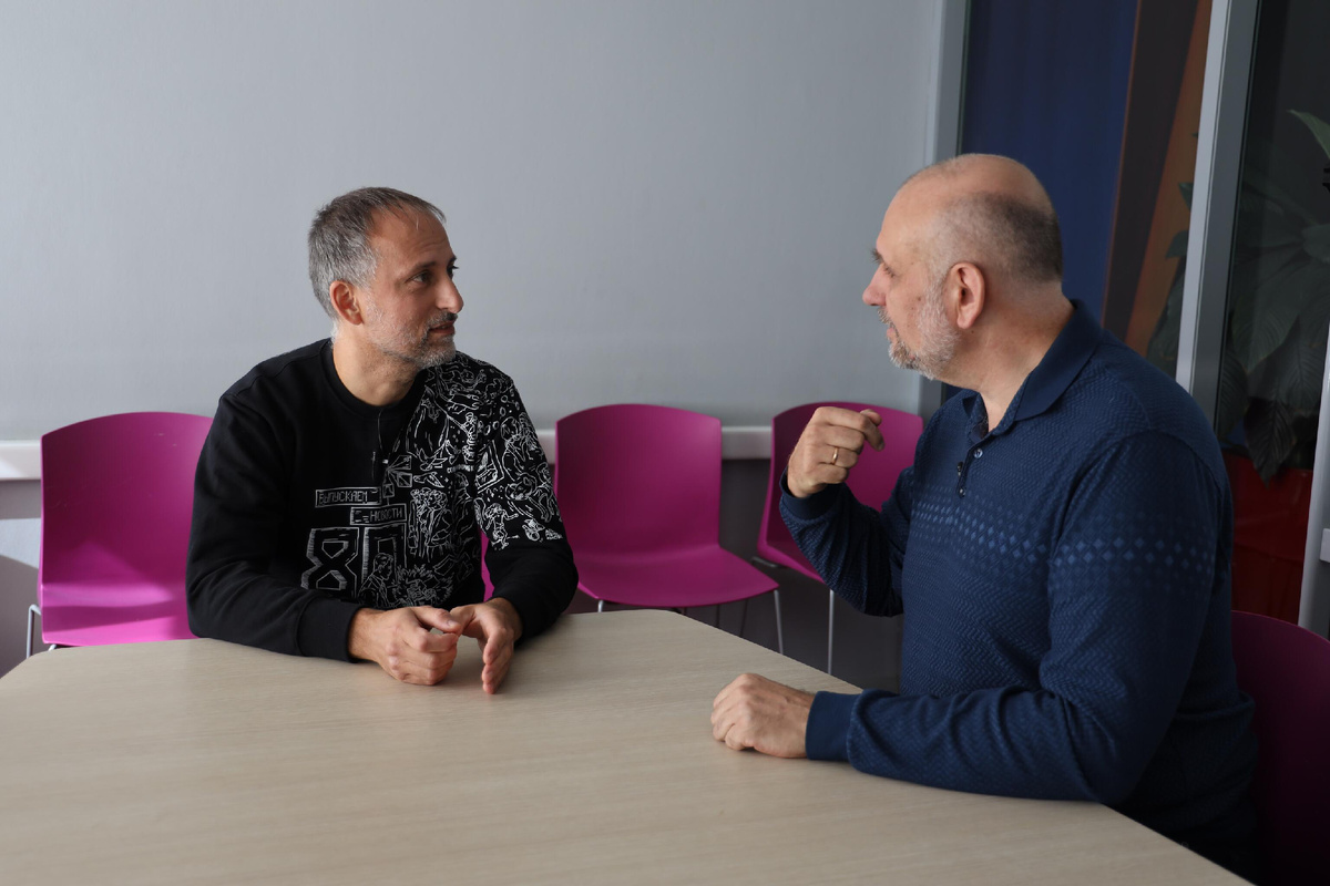 Журналист Sputnik Алексей Стефанов и создатель канала "Антифашисты Прибалтики" Алексей Васильев © Sputnik