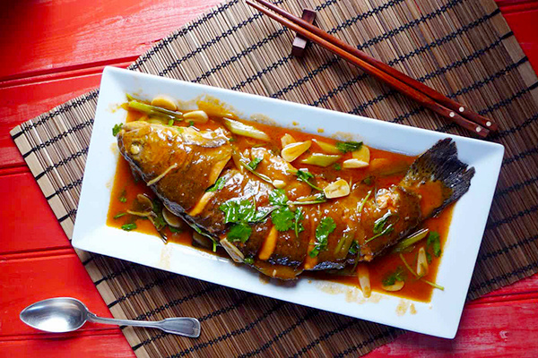 Кисло-сладкая рыба по-китайски за 20 минут: без фритюра, но с вау-эффектом