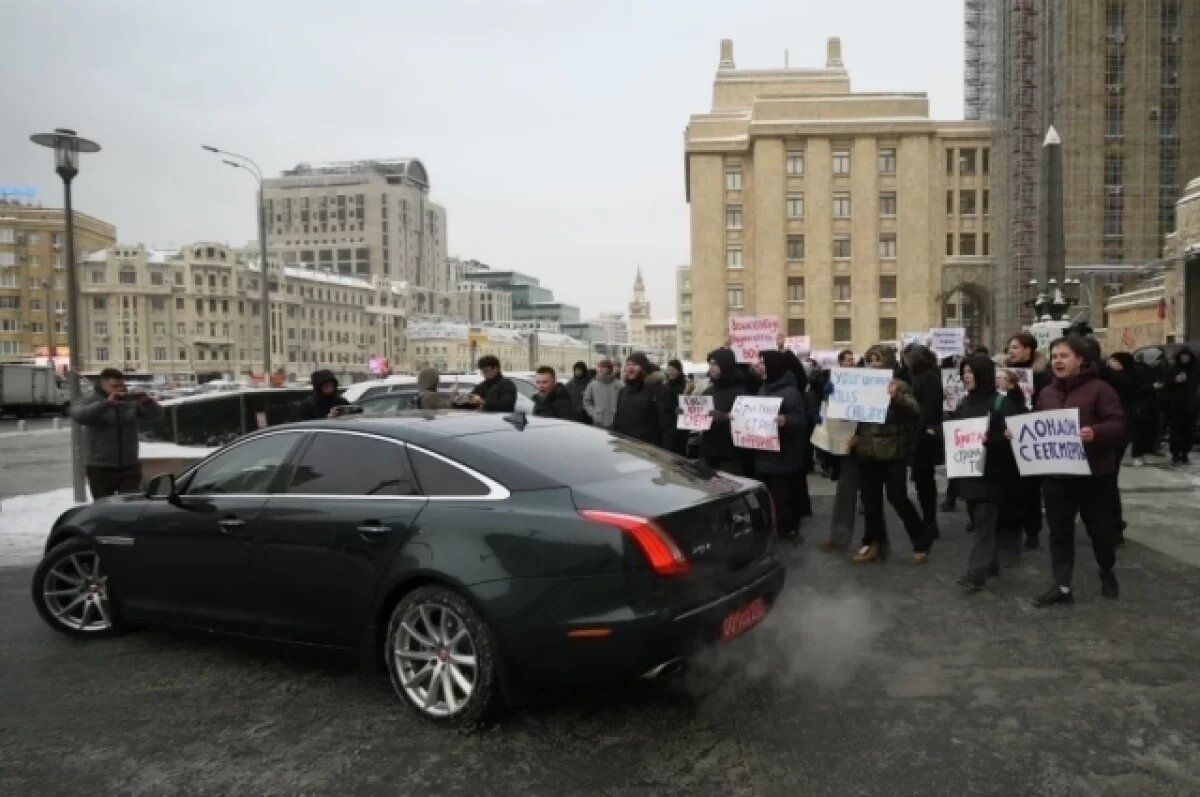    Протестующие у здания МИД РФ заблокировали автомобиль поверенной Британии